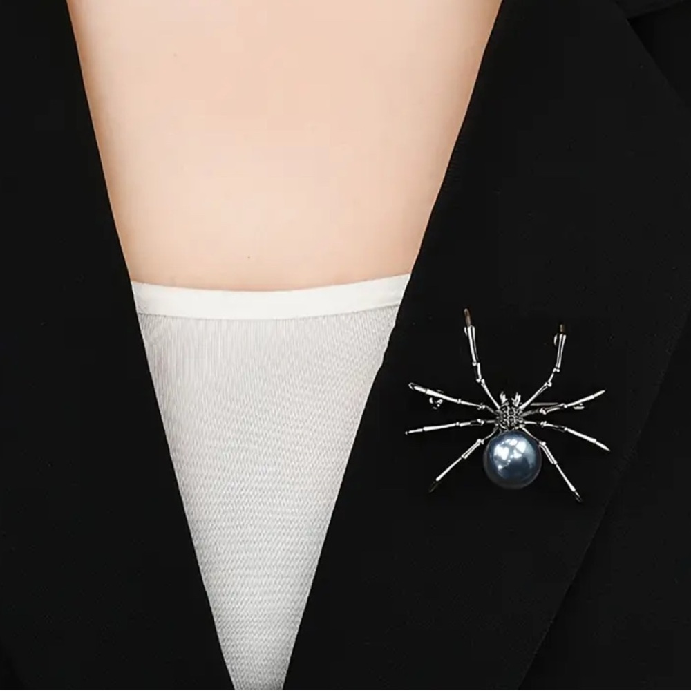 Elegant Silver Spider Brooch with Black Pearl